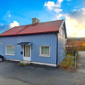Eldre blått hus